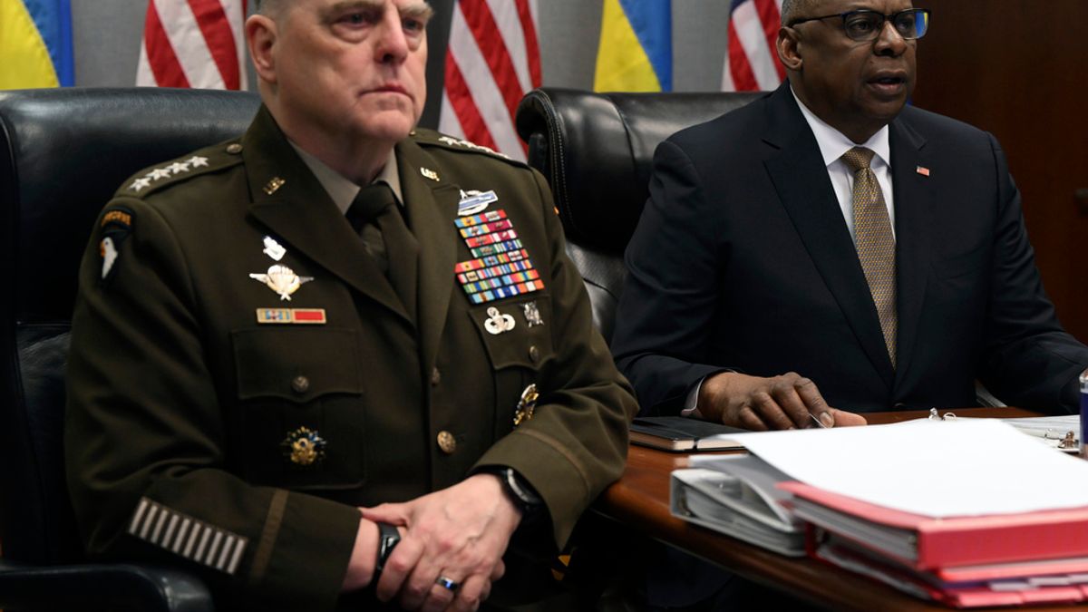 2023年3月15日,美國國防部長奧斯丁(右)與參謀首長聯席會議主席米利出席五角大廈舉行的烏克蘭防務聯絡小組遠端會議。(美聯社) 2023年3月15日,美國國防部長奧斯丁(右)與參謀首長聯席會議主席米利出席五角大廈舉行的烏克蘭防務聯絡小組遠端會議。(美聯社)