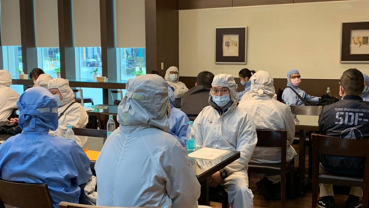 面對半導體需求暢旺,日月光持續招募人才,面試者透過穿無塵衣實際體驗在無塵室工作的感覺。(日月光提供) 面對半導體需求暢旺,日月光持續招募人才,面試者透過穿無塵衣實際體驗在無塵室工作的感覺。(日月光提供)