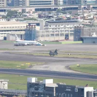漢光42号実兵演習で、CH-47チヌーク輸送ヘリコプターと頼清徳総統の専用機が珍しく同じ画面に収まった。(読者提供) 漢光42号実兵演習で、CH-47チヌーク輸送ヘリコプターと頼清徳総統の専用機が珍しく同じ画面に収まった。(読者提供)