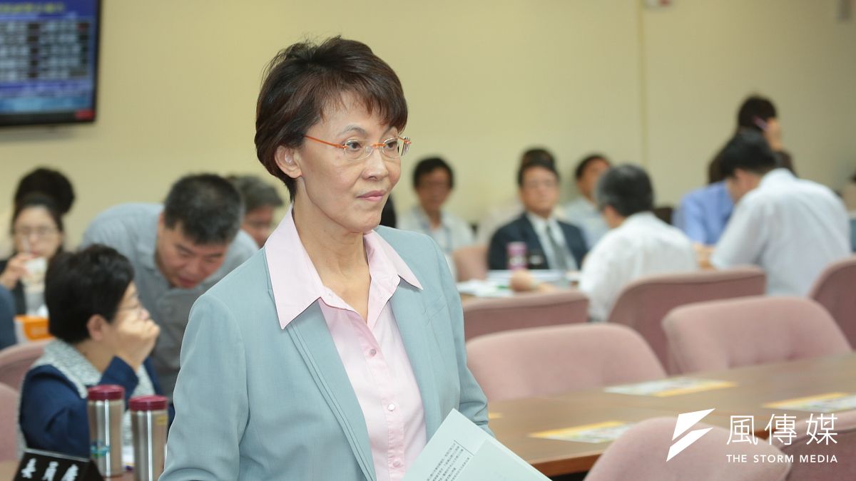 立委黃昭順22日宣布退選立委,黃昭順23日上午受訪時解釋,事情很單純,她絕不是因為怯戰,而是膝蓋半月軟骨破裂的舊傷一直沒好。(顏麟宇攝) 立委黃昭順22日宣布退選立委,黃昭順23日上午受訪時解釋,事情很單純,她絕不是因為怯戰,而是膝蓋半月軟骨破裂的舊傷一直沒好。(顏麟宇攝)