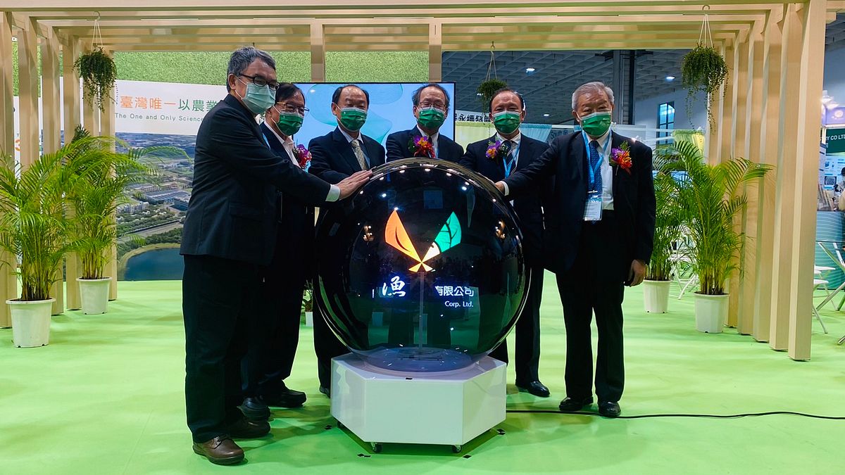 台灣大學農學院盧虎生院長(左起)、卜蜂集團鄭武樾董事長、農科園區謝勝信主任、農委會黃金城副主委、中央畜產會林聰賢董事長、農業科技研究院陳建斌院長共同參與開幕儀式!(圖/主辦單位提供) 台灣大學農學院盧虎生院長(左起)、卜蜂集團鄭武樾董事長、農科園區謝勝信主任、農委會黃金城副主委、中央畜產會林聰賢董事長、農業科技研究院陳建斌院長共同參與開幕儀式!(圖/主辦單位提供)