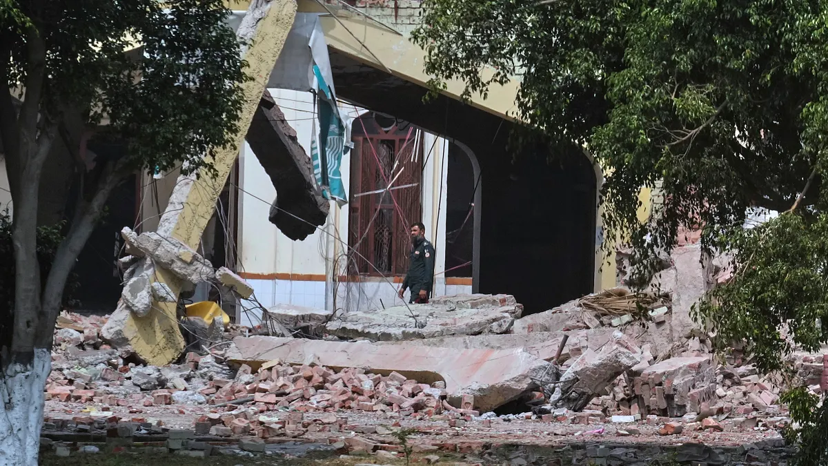 2025年5月7日,巴基斯坦旁遮普省穆里德克鎮遭到印度飛彈襲擊後的廢墟。(美聯社) 2025年5月7日,巴基斯坦旁遮普省穆里德克鎮遭到印度飛彈襲擊後的廢墟。(美聯社)