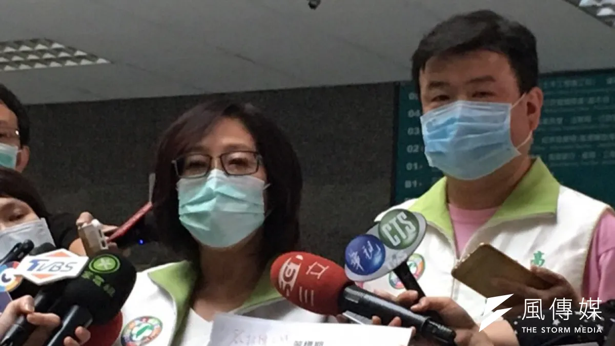 高市長韓國瑜宣布要用5千萬元來辦振興購物嘉年華及發放抵用券,民進黨高市議員康裕成(左)、簡煥宗表示贊成,但質疑5/22經發局上網公告的採購金額是4900萬元而不是韓在記者會上卻宣佈5千萬元,疑是有蹊蹺。(圖/徐炳文攝)