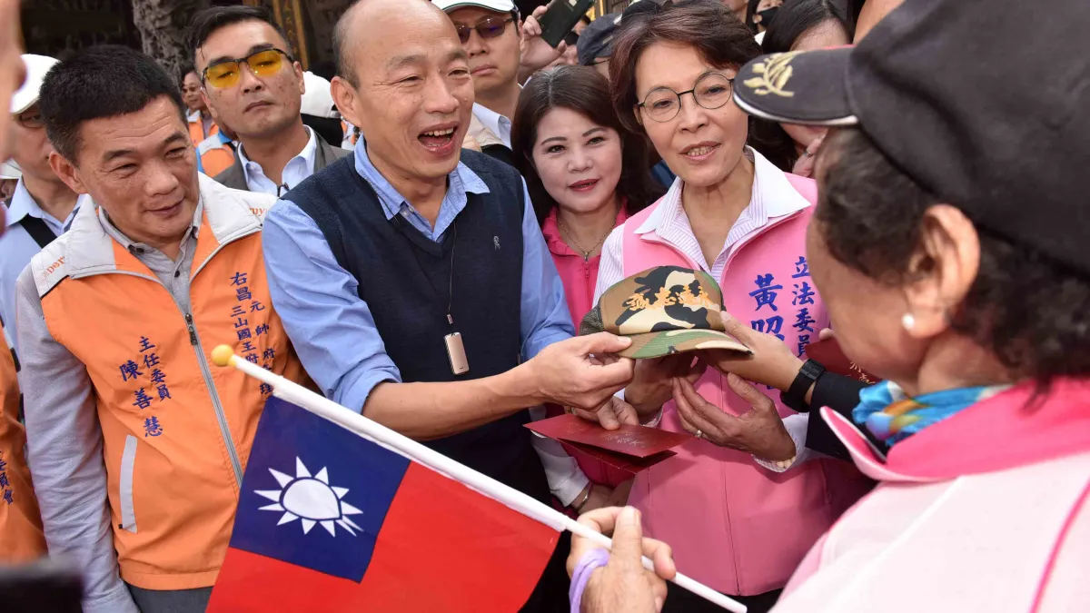 談到反韓貼紙「韓天不倒、高雄不會好」,高雄市長韓國瑜(左二)今說,「韓天正好是我兒子名字,聽到我也嚇一跳!」(資料照,高雄市政府提供)