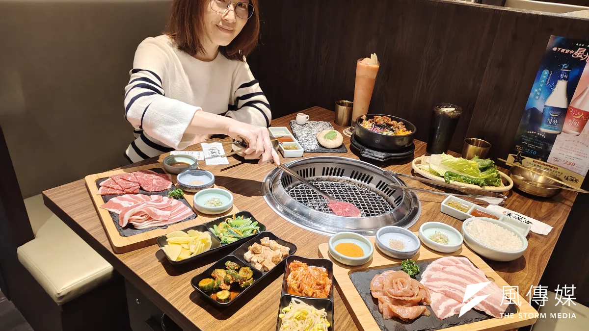 復刻韓劇裡的夢幻場景的韓式燒肉《姜滿堂》開幕,豆府餐飲集團行銷經理柯亞璇邀民眾享「平日中午獨享燒肉午餐」優惠。(圖/徐炳文攝)