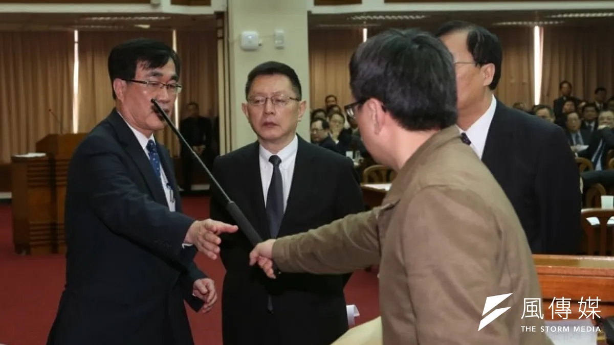 行政院祕書長李四川竟還傻傻接過綠委段宜康準備好的鋼製伸縮警棍,掂了掂說「比木棍重」,畫面相當諷刺。(余志偉攝)