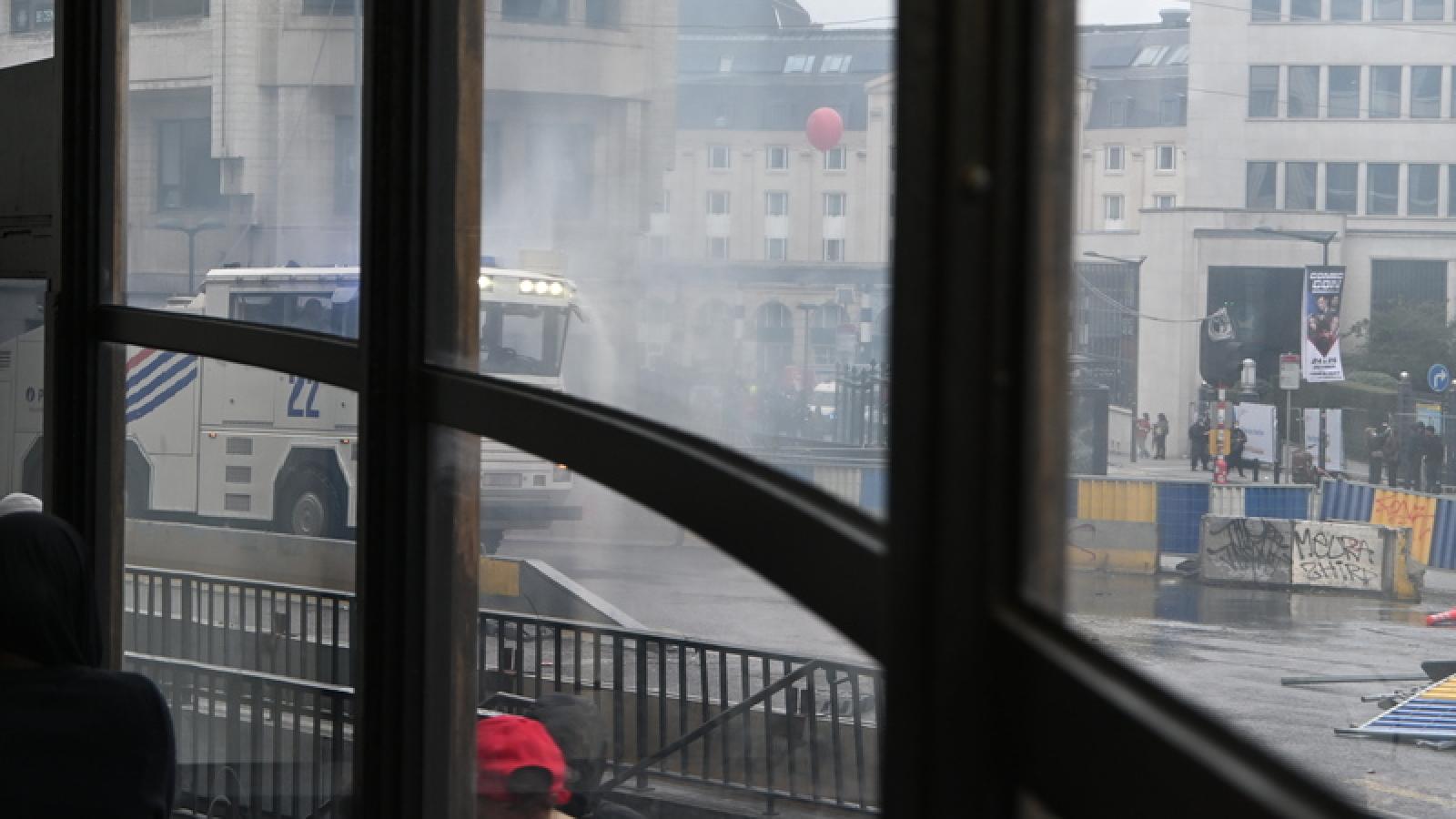 直擊比利時大罷工「滿目瘡痍現場」!謝金河坦言被嚇到:車站玻璃被砸碎、街頭狼籍不堪