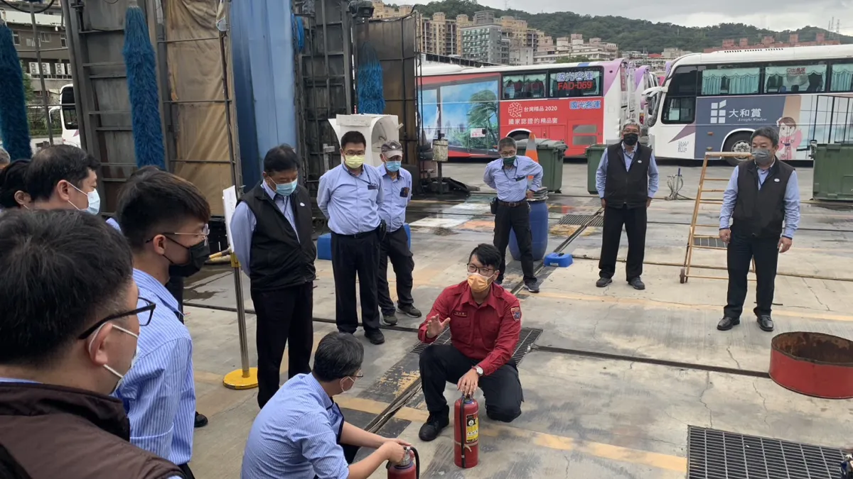消防員現場講解滅火器。(圖/新北市交通局提供)