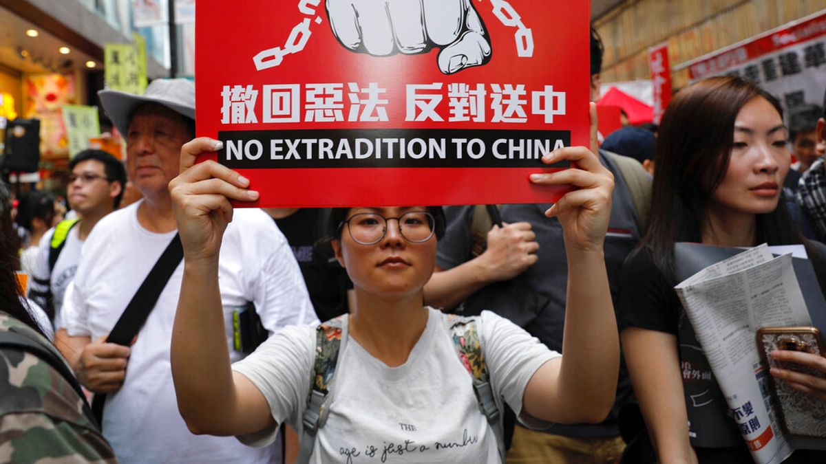 香港「民間人權陣線」9日發起反對修訂《逃犯條例》的反送中大遊行,宣布共有103萬人參與。(美聯社) 香港「民間人權陣線」9日發起反對修訂《逃犯條例》的反送中大遊行,宣布共有103萬人參與。(美聯社)