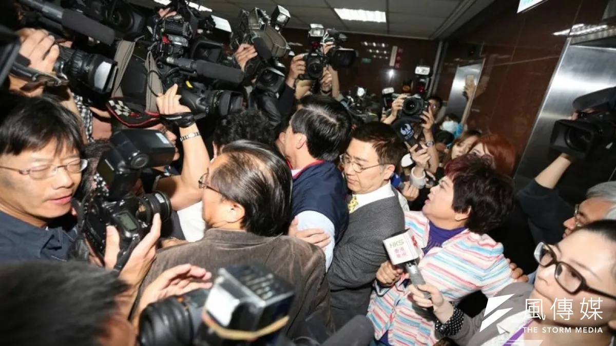 民進黨立委2日上午成功封鎖開會的9樓會場,阻止會議啟動,張慶忠本人更是連電梯都沒跨出,就被民進黨立委和大批媒體的重重人牆擠回。(余志偉攝)