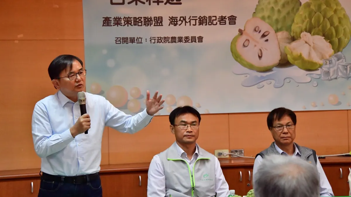 立委劉櫂豪20日與農委會副主委陳吉仲共同主持釋迦產業策略聯盟記者會,表示將讓台東水果銷到全世界。(圖/劉櫂豪競選辦公室提供)