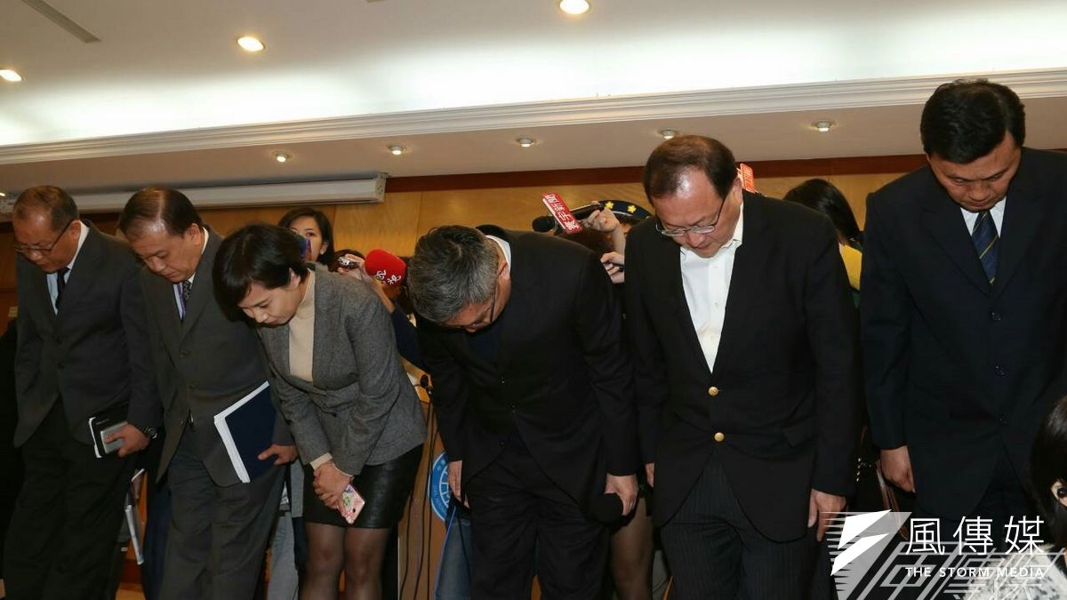 復興航空一級主管鞠躬道歉。(余志偉攝) 復興航空一級主管鞠躬道歉。(余志偉攝)