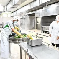 彰化縣長王惠美前往和仁國小視察中央廚房整備情形,實地了解環境清潔、食材驗收、烹調及供餐等作業流程。(圖/彰化縣政府) 彰化縣長王惠美前往和仁國小視察中央廚房整備情形,實地了解環境清潔、食材驗收、烹調及供餐等作業流程。(圖/彰化縣政府)
