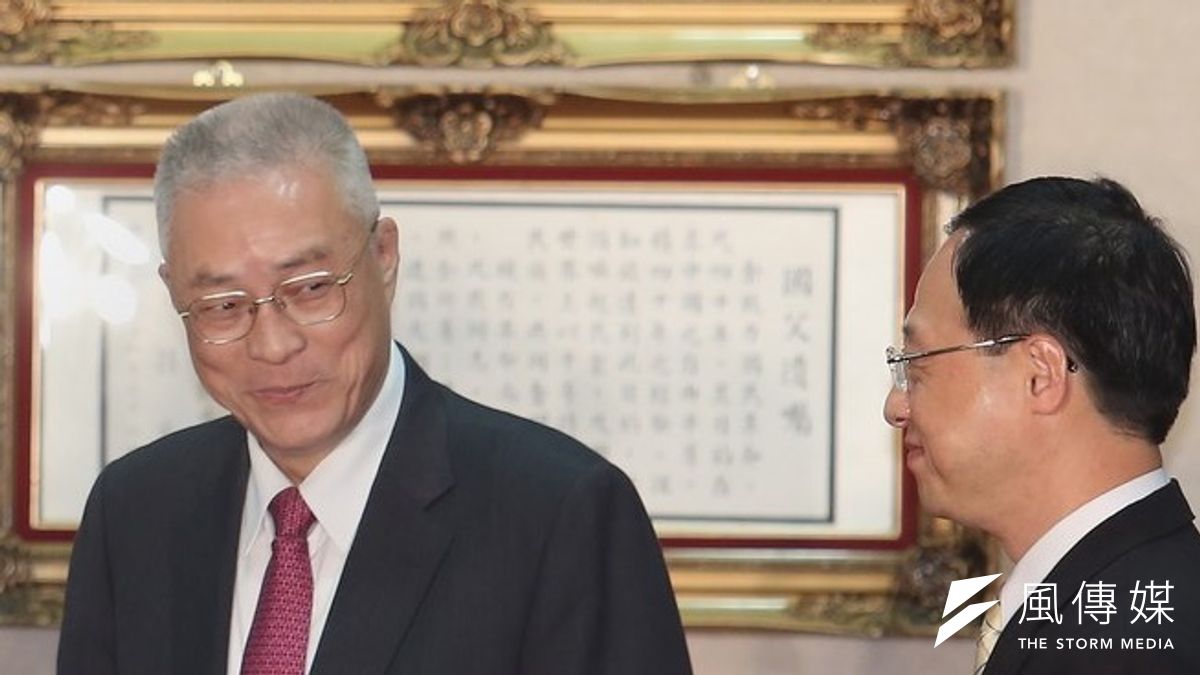 一輛砂石車25日上午衝撞總統府,總統馬英九出訪,副總統吳敦義第一時間了解狀況。(吳逸驊攝) 一輛砂石車25日上午衝撞總統府,總統馬英九出訪,副總統吳敦義第一時間了解狀況。(吳逸驊攝)