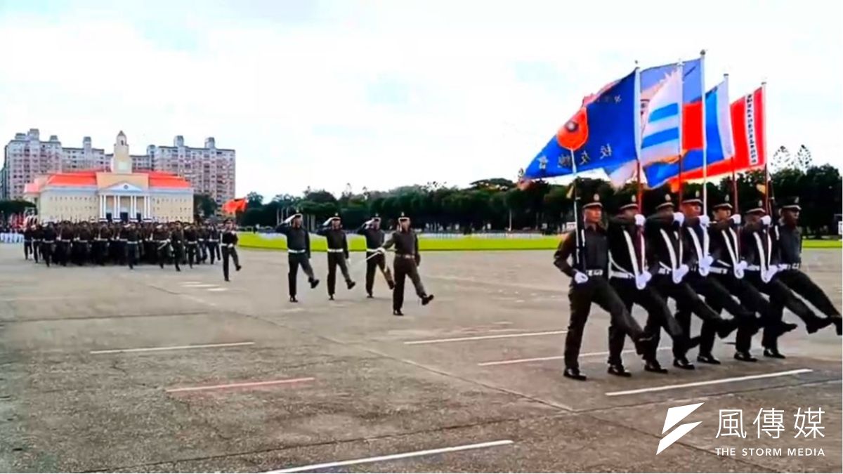 陸軍官校友連隊行經閱兵台,包括中央軍校及陸軍官校校友總會等四面軍旗拒絕向台獨者賴清德致敬。(觀禮者提供) 陸軍官校友連隊行經閱兵台,包括中央軍校及陸軍官校校友總會等四面軍旗拒絕向台獨者賴清德致敬。(觀禮者提供)