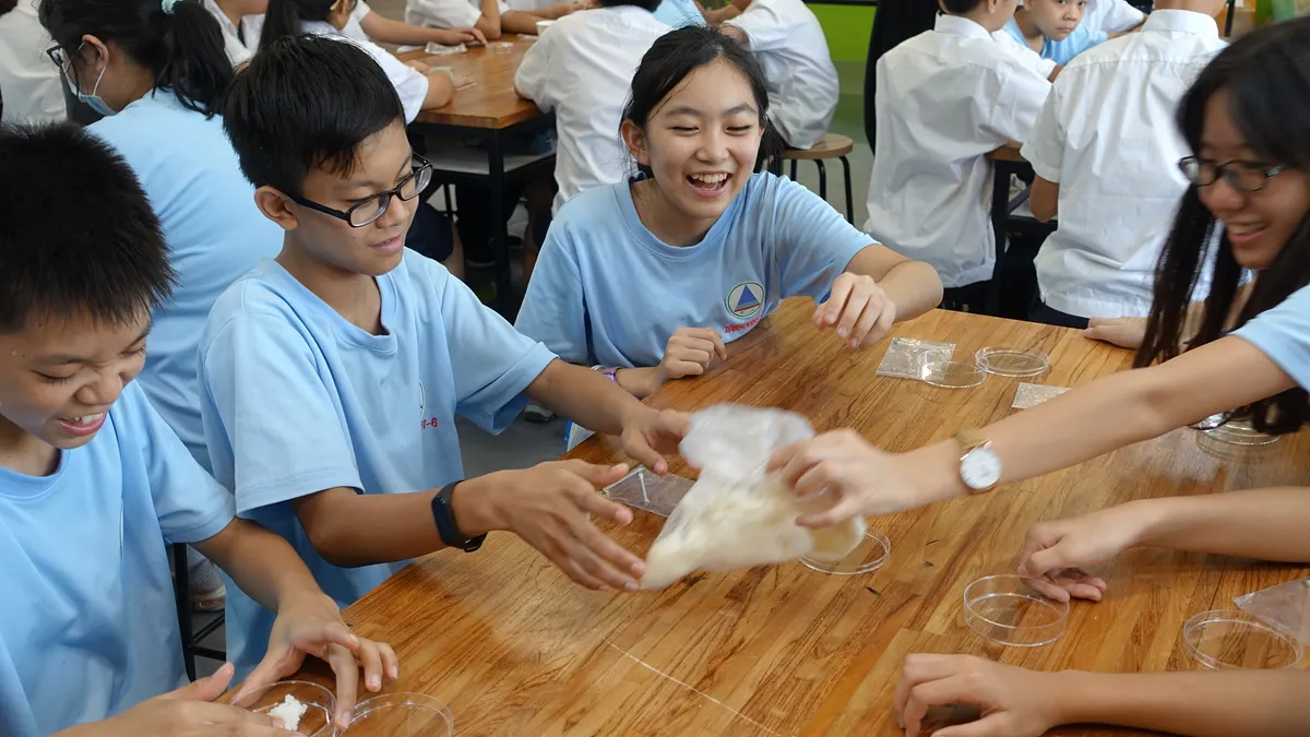 孩子們在布置黴菌可以生長的地方也是黴菌的餐桌。(圖/新北市文化局提供)