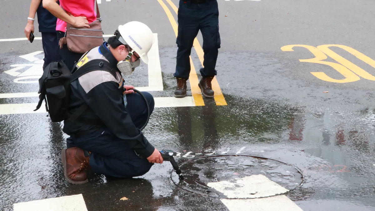 高雄市前鎮區翠亨北路11日乙烯外洩,經工程人員進行吹驅作業,現場濃度已大幅降低,翠亨北路預計在12日17時開放通行。(高雄市政府提供)