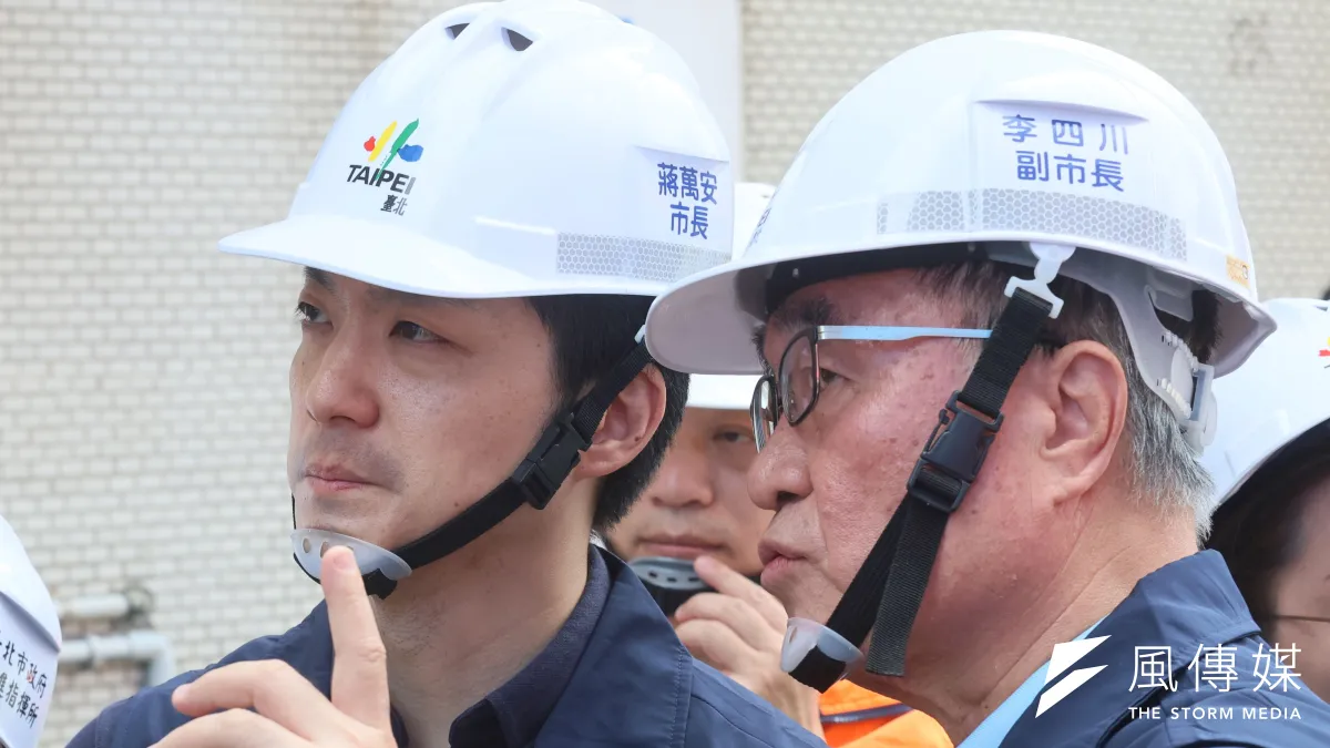 台北市長蔣萬安(左)、 副市長李四川視察大直街塌陷民宅。(柯承惠攝)