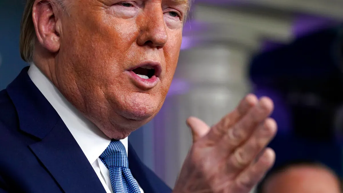 作者感嘆,美國總統川普(見圖)在面對疫情大爆發之際,防疫重點居然放在「新冠病毒」的名稱與來源之爭上,口水直噴北京。(美聯社)