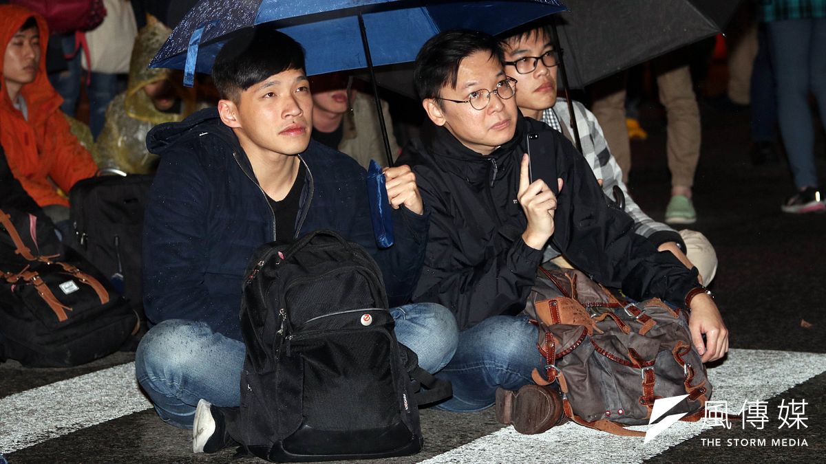 原本坐在台下靜靜聽講的林飛帆(中)受訪時表示,經過3年,很多人沒有忘記當初的訴求與主張,他對此表達感謝之意,也希望民進黨政府能記得當時的承諾。(蘇仲泓攝) 原本坐在台下靜靜聽講的林飛帆(中)受訪時表示,經過3年,很多人沒有忘記當初的訴求與主張,他對此表達感謝之意,也希望民進黨政府能記得當時的承諾。(蘇仲泓攝)