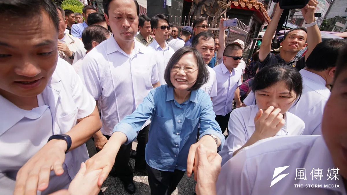 作者指出,選前狂跑宮廟求神拜佛臨時抱腳,簡單分析其目的就是締造出親民形象走入民間。但短暫的表現神明都看在眼裡。圖為總統蔡英文掃街參拜蘆洲湧蓮寺。(資料照,盧逸峰攝)
