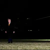 2026年1月4日、アメリカ大統領トランプが海兵隊ワンのヘリコプターからホワイトハウスへ歩み寄る。(AP通信) 2026年1月4日、アメリカ大統領トランプが海兵隊ワンのヘリコプターからホワイトハウスへ歩み寄る。(AP通信)