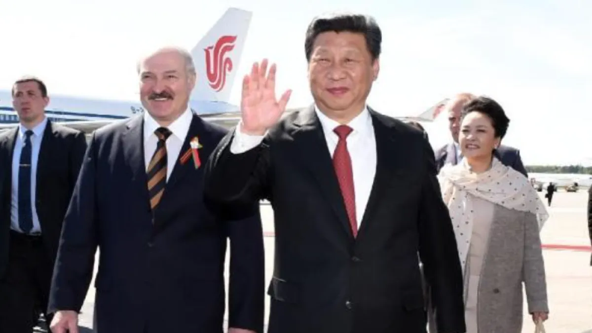 習近平出訪白俄羅斯,白俄羅斯總統盧卡申科至機場親迎。