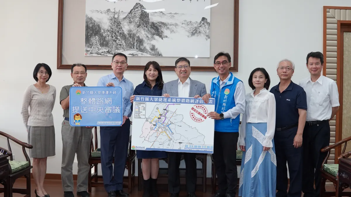 新竹縣大眾捷運系統整體路網規劃期末報告近日出爐,新竹縣長楊文科(中)拍板定案竹北藍線等6大路廊。(圖/新竹縣政府提供)