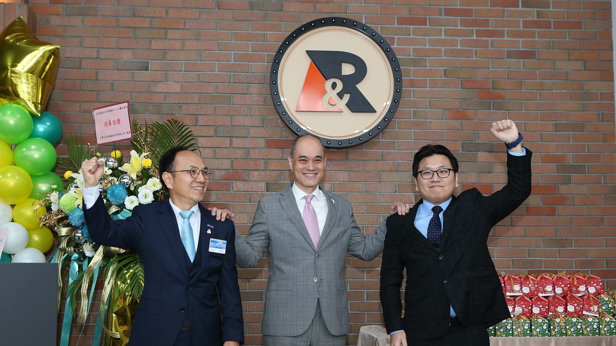 龐邑汽車於南港盛大啟用「未來概念店」。左至右:利馨吳光明董事長、台灣米其林毛行健董事長、龐邑吳宜哲總經理(圖片提供:利馨輪胎) 龐邑汽車於南港盛大啟用「未來概念店」。左至右:利馨吳光明董事長、台灣米其林毛行健董事長、龐邑吳宜哲總經理(圖片提供:利馨輪胎)