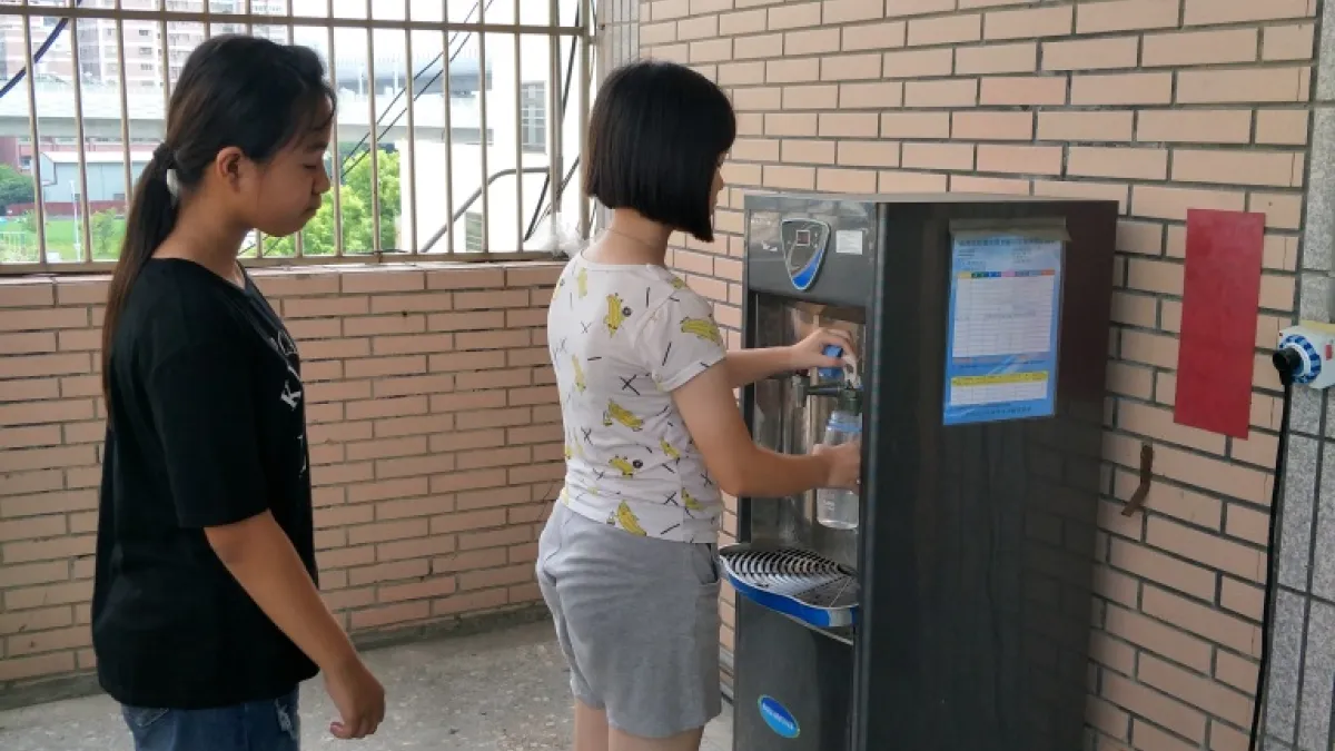 台中市政府針對飲水機老舊比率偏高的學校進行更換,共600多台飲水機預計今年底全部裝設完成。(資料照,台中市政府教育局提供)