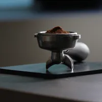 イタリア発のスペシャルティコーヒーブランド「Vannelli Coffee」は、バリスタ世界大会で実績を持つバンネリ兄弟が手がける世界初の旗艦店を、2026年2月1日に東京・表参道でオープンする。(写真/Vannelli Coffee PR事務局提供) イタリア発のスペシャルティコーヒーブランド「Vannelli Coffee」は、バリスタ世界大会で実績を持つバンネリ兄弟が手がける世界初の旗艦店を、2026年2月1日に東京・表参道でオープンする。(写真/Vannelli Coffee PR事務局提供)