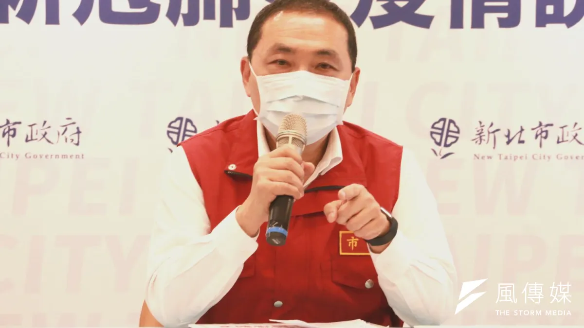 新北市長侯友宜強調,面對未來高峰海嘯型確診期,新北一定先行自行應變,把自己的本分先做好,全力守住市民健康。(圖/李梅瑛攝)