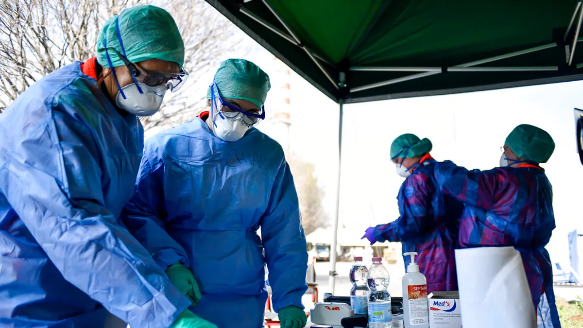 義大利北部城市布雷西亞(Brescia)的醫護人員正在臨時搭建的急診處工作。(美聯社) 義大利北部城市布雷西亞(Brescia)的醫護人員正在臨時搭建的急診處工作。(美聯社)