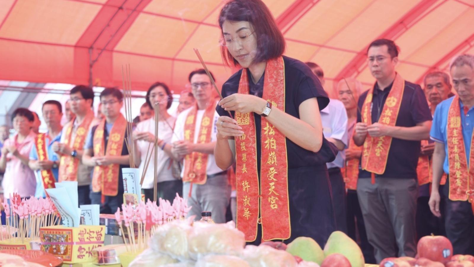松柏嶺受天宮中元普度開香 許淑華感謝贊普物資轉贈弱勢展現宗教公益力量