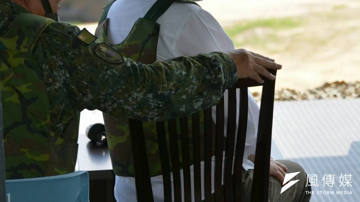 蔡英文總統校閱國軍漢光演習,八軍團指揮官季連成中將擔任說明官,卻將手伸到總統背後,引發批評。(吳明杰攝)
