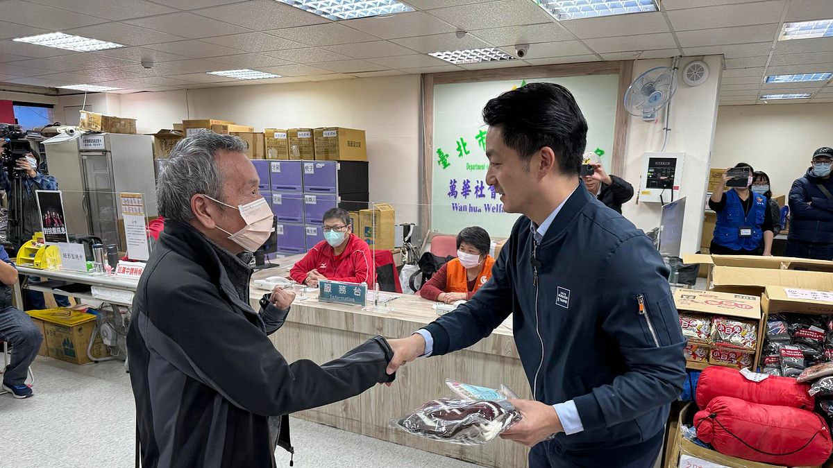 臺北市長蔣萬安前往萬華社福中心,視察因應低溫開設避寒所整備情形。(圖/臺北市政府社會局提供) 臺北市長蔣萬安前往萬華社福中心,視察因應低溫開設避寒所整備情形。(圖/臺北市政府社會局提供)