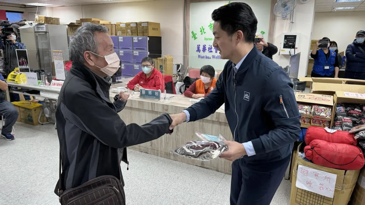 臺北市長蔣萬安前往萬華社福中心,視察因應低溫開設避寒所整備情形。(圖/臺北市政府社會局提供)