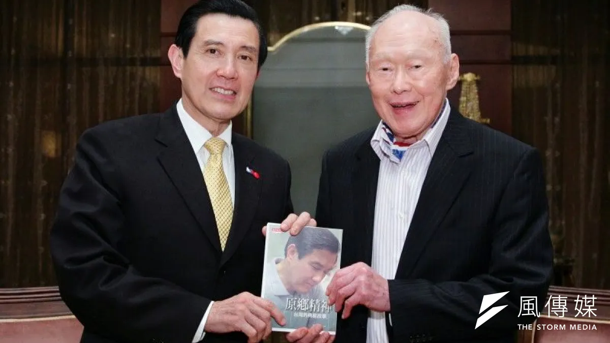 民國100年3月,新加坡前總理李光耀訪問台灣,與馬英九總統合影。