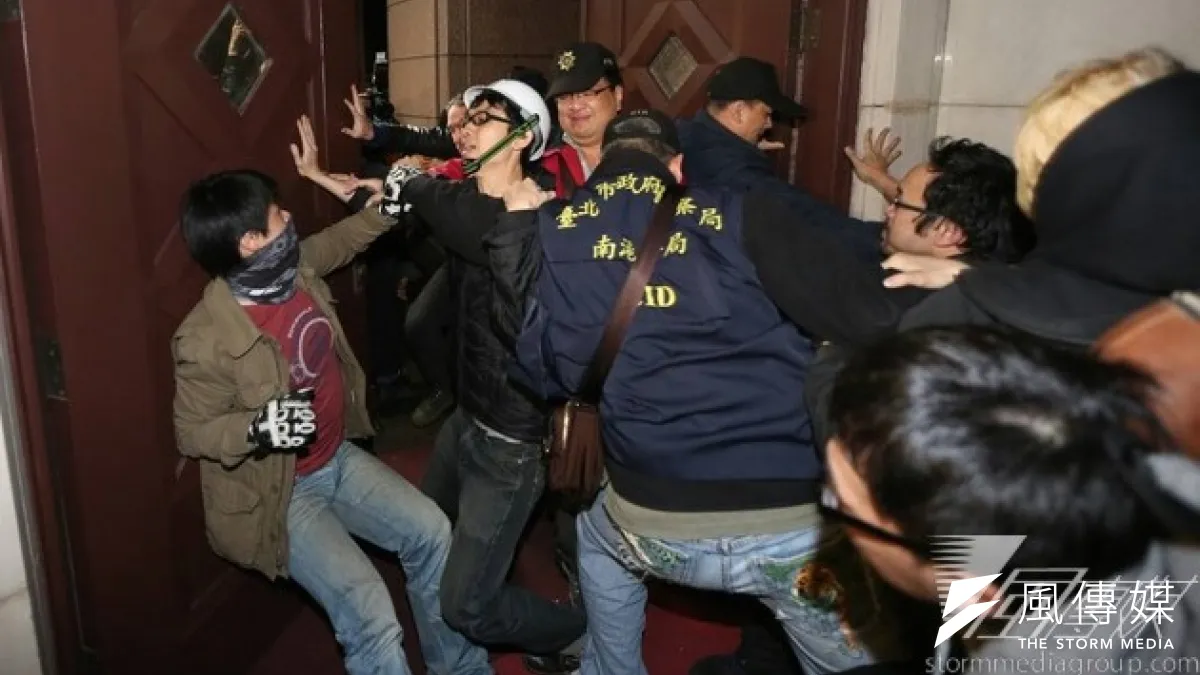 學生衝進行政院之後,9時開始搬運礦泉水和乾糧,準備長期抗爭。(余志偉攝)