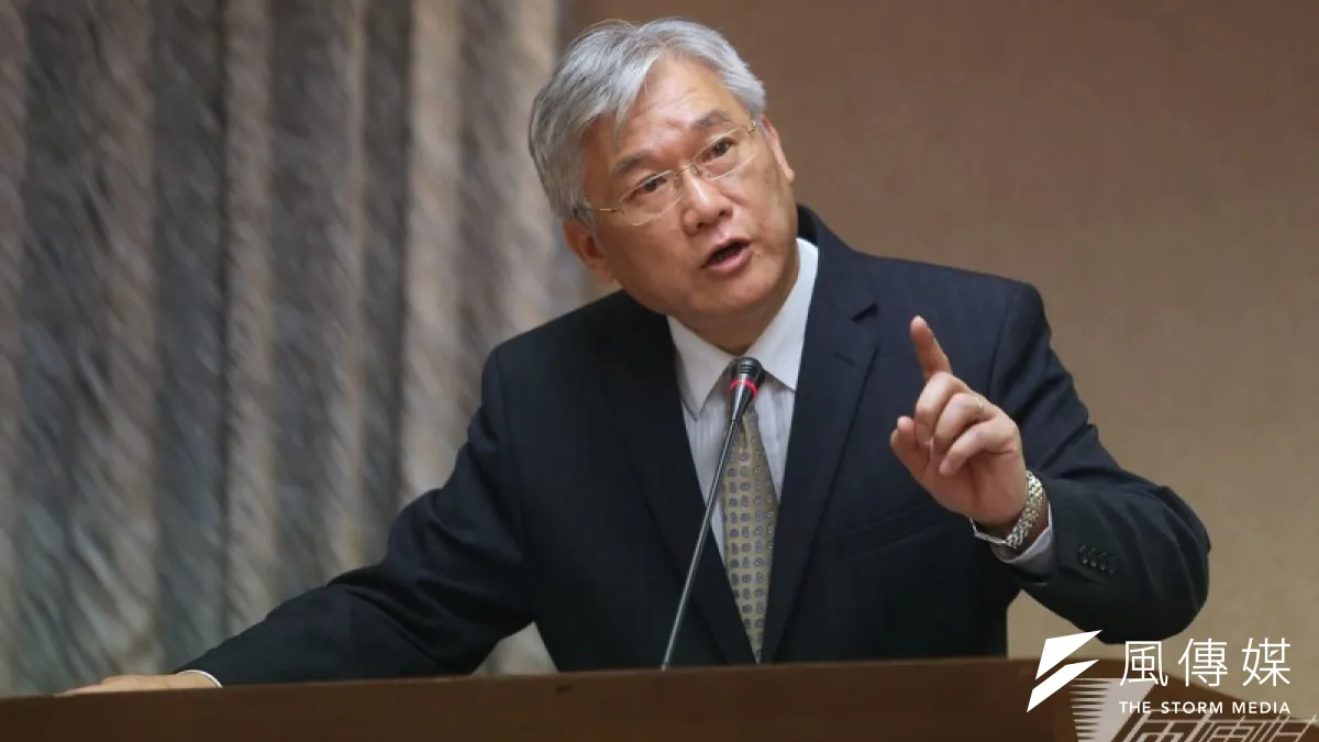 當朝野立委們還在與陸委會官員討論時,主持會議的召委張慶忠直接裁示表決,提案因此遭國民黨立委人數優勢否決,綠委陳其邁還因此怒嗆張慶忠「歷史會記住你」。(楊子磊攝)