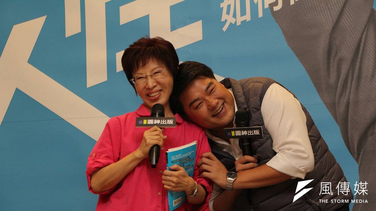 洪秀柱出席呂捷新書發表會,並封自己是最新出爐魯蛇。(葉信菉攝) 洪秀柱出席呂捷新書發表會,並封自己是最新出爐魯蛇。(葉信菉攝)