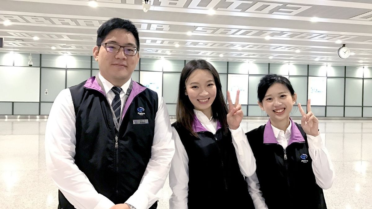 機捷A12站轉乘機場 桃捷員工導引快速便捷 機捷A12站轉乘機場 桃捷員工導引快速便捷