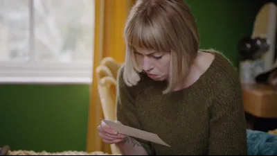 英國紀錄片《我的金髮女友》(My Blonde GF)講述英國作家海倫‧莫特(Helen Mort)因deepfake色情受害的故事。(取自Tyke Films臉書)