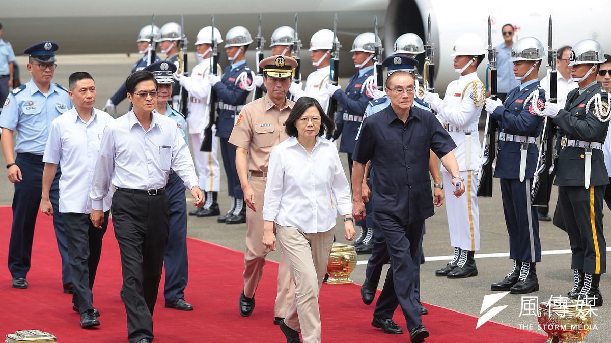 作者認為,台灣目前反華獨立的意識正愈發高漲,自我有效防禦的能力卻不斷下降,等於向北京發出,歡迎對台進行軍事冒險的請柬。圖為總統蔡英文視導「空軍第443戰術戰鬥機聯隊」。(資料照,顏麟宇攝) 作者認為,台灣目前反華獨立的意識正愈發高漲,自我有效防禦的能力卻不斷下降,等於向北京發出,歡迎對台進行軍事冒險的請柬。圖為總統蔡英文視導「空軍第443戰術戰鬥機聯隊」。(資料照,顏麟宇攝)