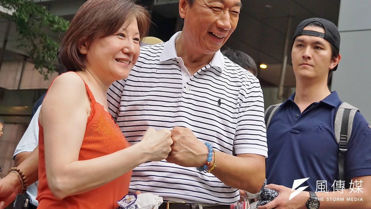 鴻海集團董事長郭台銘(中)前往北市信義區發送果凍財神包,與民眾熱情互動。(盧逸峰攝) 鴻海集團董事長郭台銘(中)前往北市信義區發送果凍財神包,與民眾熱情互動。(盧逸峰攝)