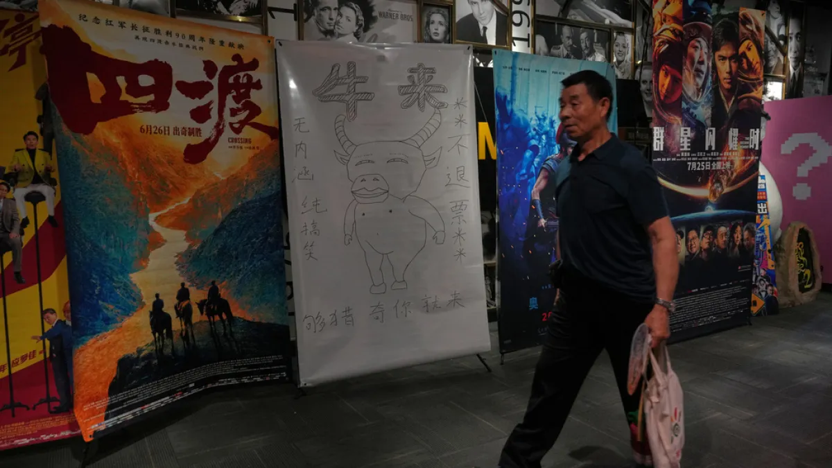 中國北京街頭電影宣傳海報,「牛來」也使用最原始的製作風格。(美聯社)