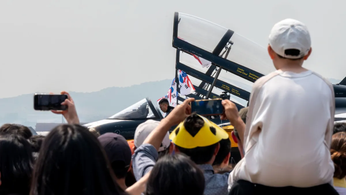 駐韓美軍近日在烏山基地舉辦航空展,除了武器展示、也有不少航空飛行表演。(翻攝自駐韓美軍)
