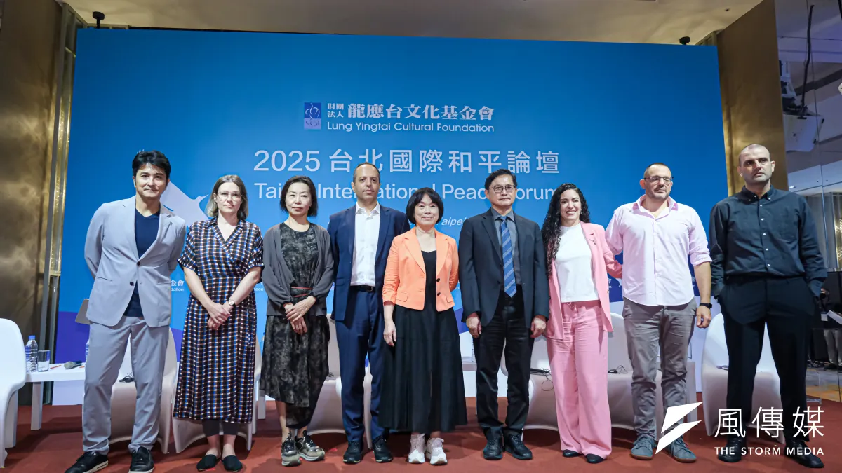 龍應台文化基金會舉辦的和平論壇。圖為作家龍應台(中)、和碩聯合科技董事長童子賢(右四)與其他講者的大合照。(劉偉宏攝)