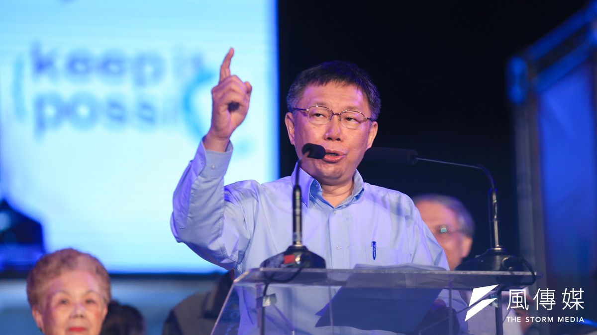 競選連任的台北市長柯文哲,23日在四四南村舉辦選前造勢之夜。(簡必丞攝) 競選連任的台北市長柯文哲,23日在四四南村舉辦選前造勢之夜。(簡必丞攝)