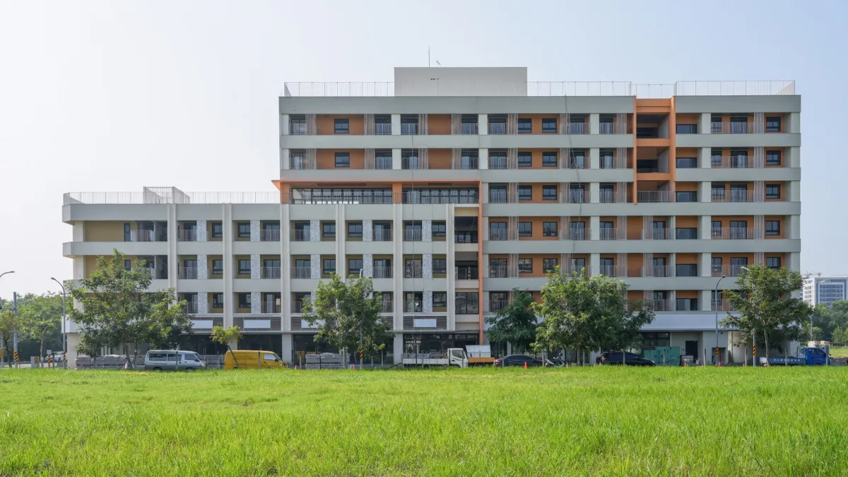 「臺南崇賢銀髮住宅」銀髮宅鄰近南市東區巴克禮公園,占地1119坪,地上7層、地下1層,計有103間住房。(圖/台糖提供)